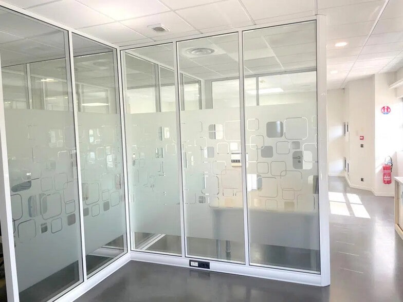 Office in Poissy for lease - Interior Photo - Image 2 of 7