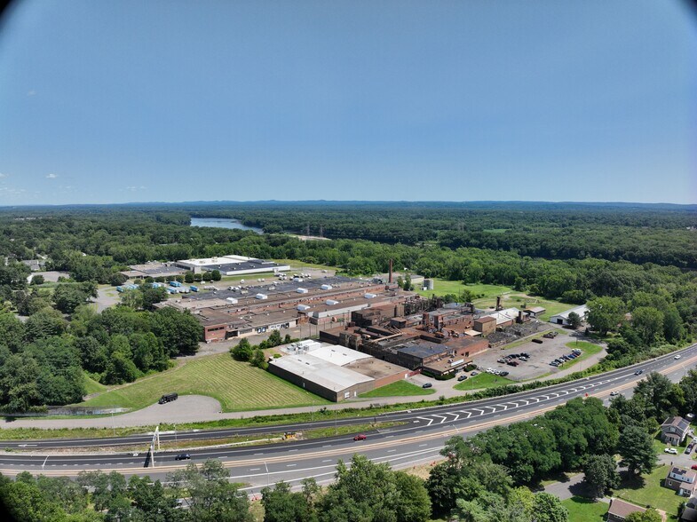 92 Deerfield Rd, Windsor, CT à louer - Communauté Matterport - Image 2 de 54