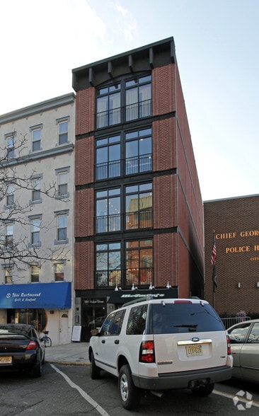 104 Hudson St, Hoboken, NJ à louer - Photo du bâtiment - Image 3 de 5
