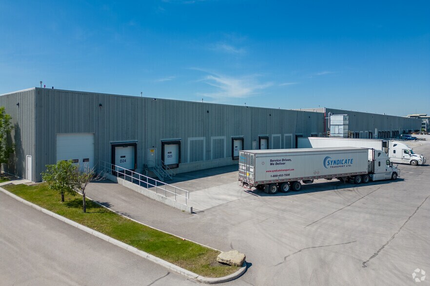 10710 25th St NE, Calgary, AB à louer - Photo du bâtiment - Image 3 de 6