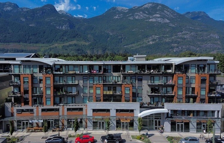 38033-38041 2 Av, Squamish, BC à vendre - Photo du bâtiment - Image 2 de 7