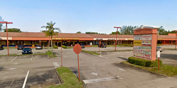 5200-5400 N University Dr, Lauderhill, FL à louer - Photo du bâtiment - Image 1 de 5