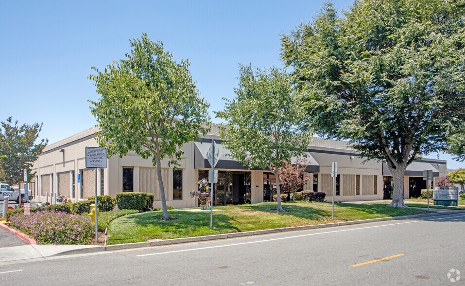 1257 Tasman Dr, Sunnyvale, CA à louer - Photo principale - Image 1 de 9