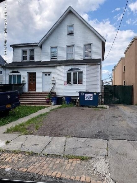 827 Post Ave, Staten Island, NY for sale - Primary Photo - Image 3 of 9