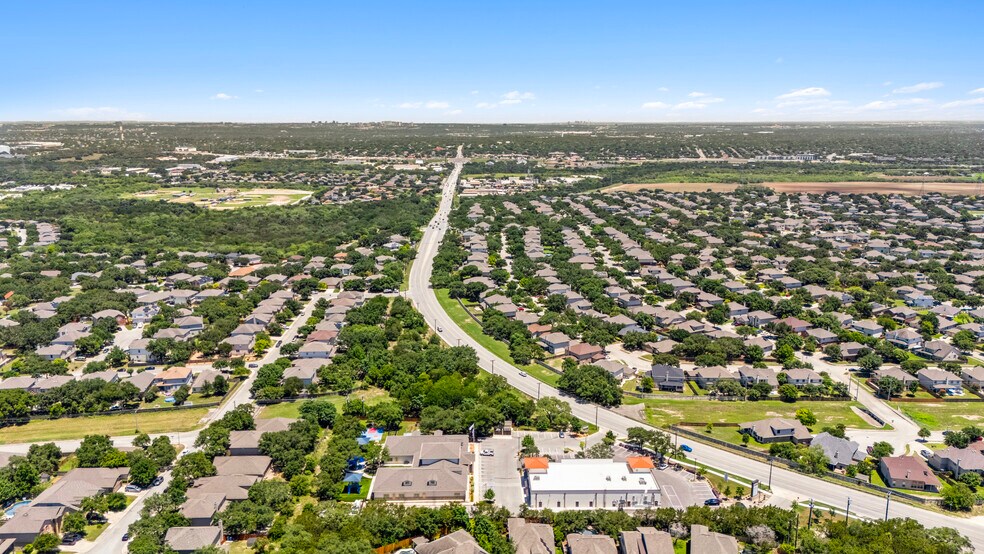 10518 Braun Rd, San Antonio, TX à louer - Photo du bâtiment - Image 2 de 4