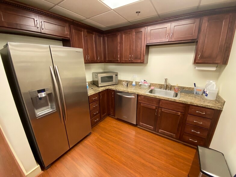 5292 Oakdale Rd SE, Smyrna, GA for sale - Interior Photo - Image 2 of 6