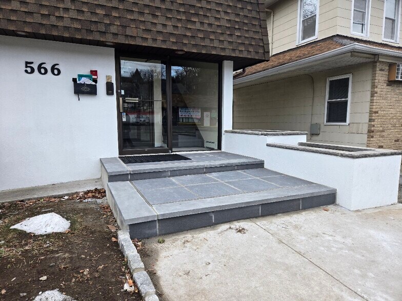 566 Grand Ave, Ridgefield, NJ à louer - Photo du bâtiment - Image 2 de 5