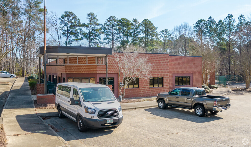 201 Mackenan Dr, Cary, NC à vendre - Photo principale - Image 1 de 1