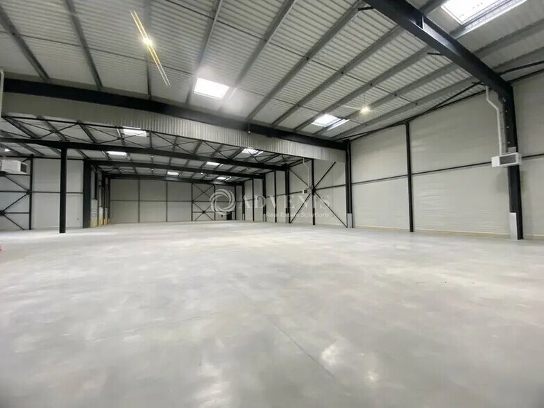 Flex in Trappes for lease - Interior Photo - Image 3 of 7