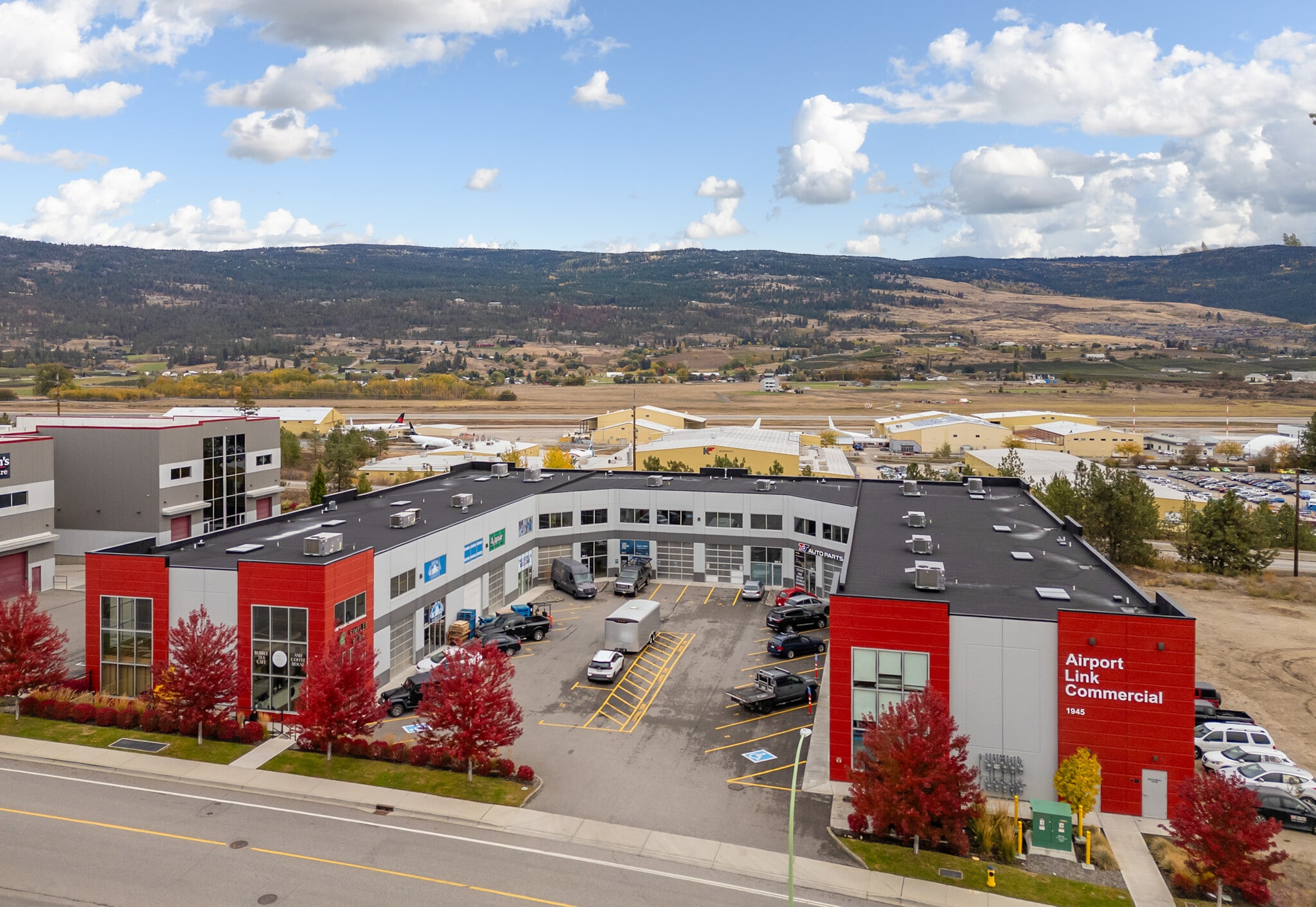 1945 Pier Mac Way, Kelowna, BC à louer Photo du bâtiment- Image 1 de 4