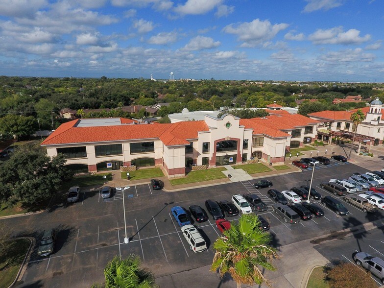 7210 McPherson Rd, Laredo, TX à louer - Photo du bâtiment - Image 3 de 6