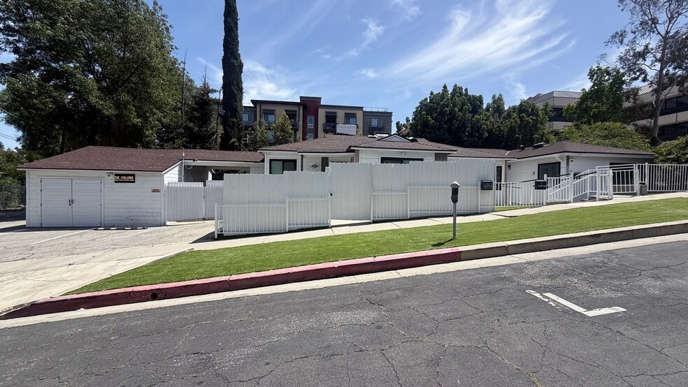22157 Clarendon St, Woodland Hills, CA for sale - Building Photo - Image 1 of 26