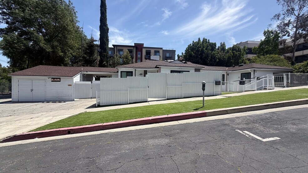 22157 Clarendon St, Woodland Hills, CA à vendre - Photo du bâtiment - Image 1 de 26