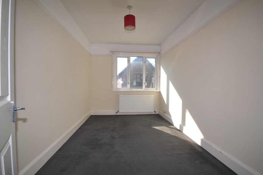 147 High St, Haywards Heath for sale - Interior Photo - Image 3 of 7