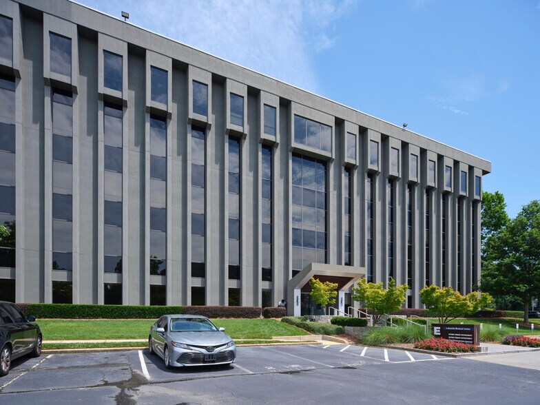 5775 Glenridge Dr NE, Atlanta, GA à louer - Photo du bâtiment - Image 2 de 18