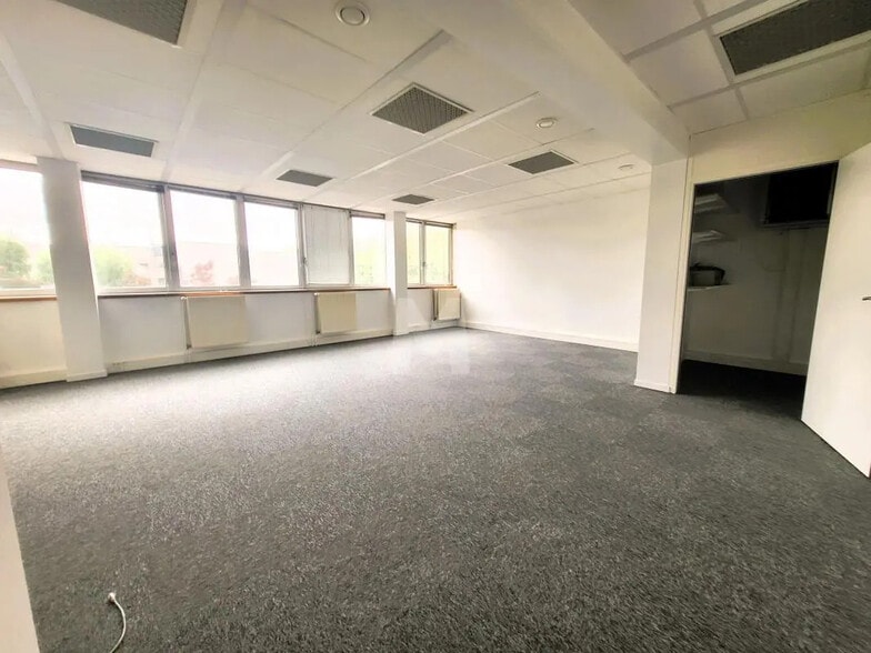 Flex in Évry-Courcouronnes for lease - Interior Photo - Image 3 of 13