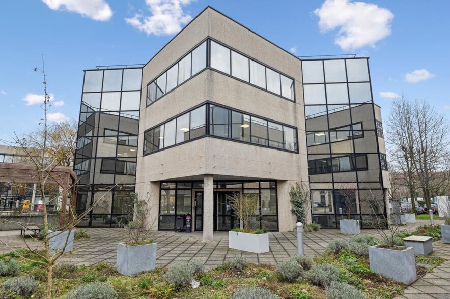 Flex dans Nanterre à louer - Photo du bâtiment - Image 1 de 2