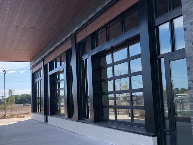 711 Grace St, Bayside, WI à louer - Photo du bâtiment - Image 2 de 4