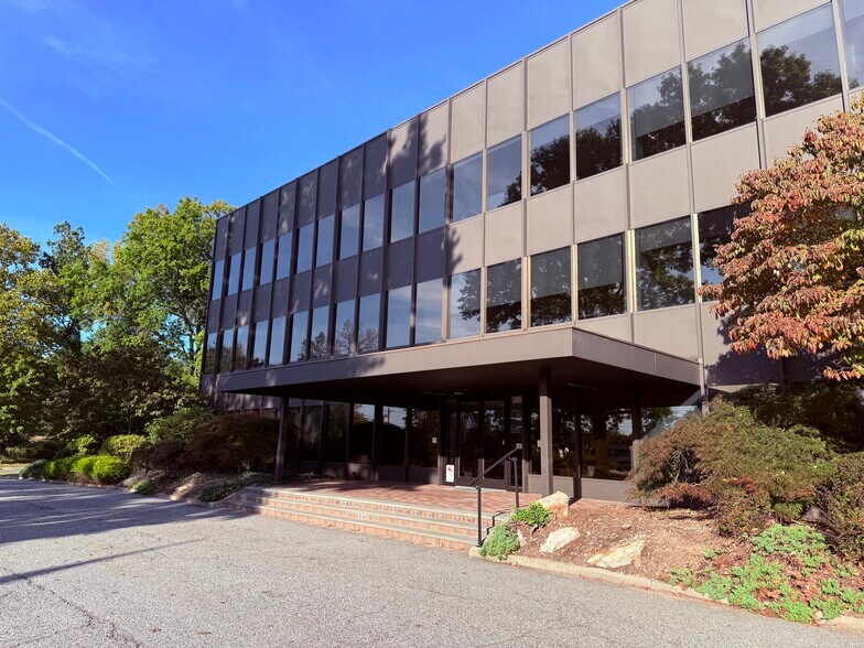 420 Columbus Ave, Valhalla, NY à louer - Photo du bâtiment - Image 3 de 49