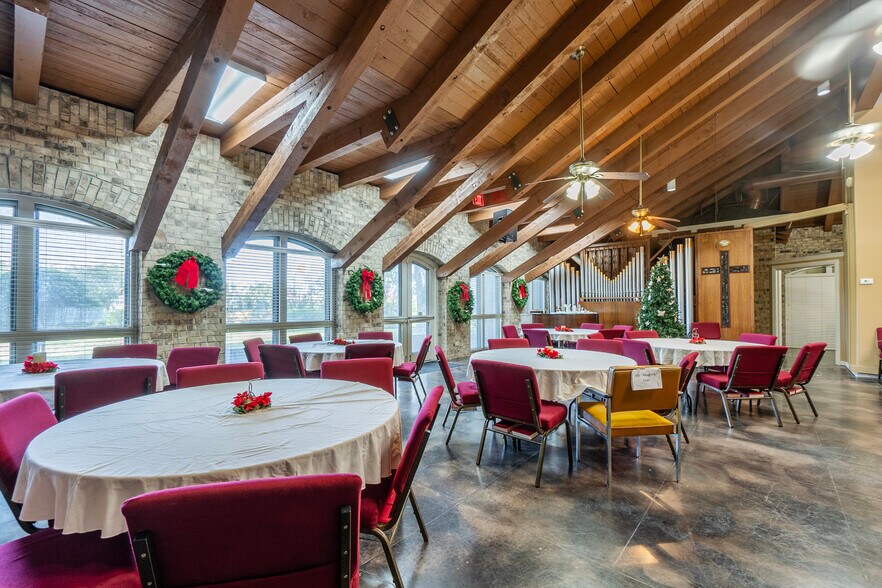 660 S Zang Blvd, Dallas, TX à louer - Photo intérieure - Image 2 de 31