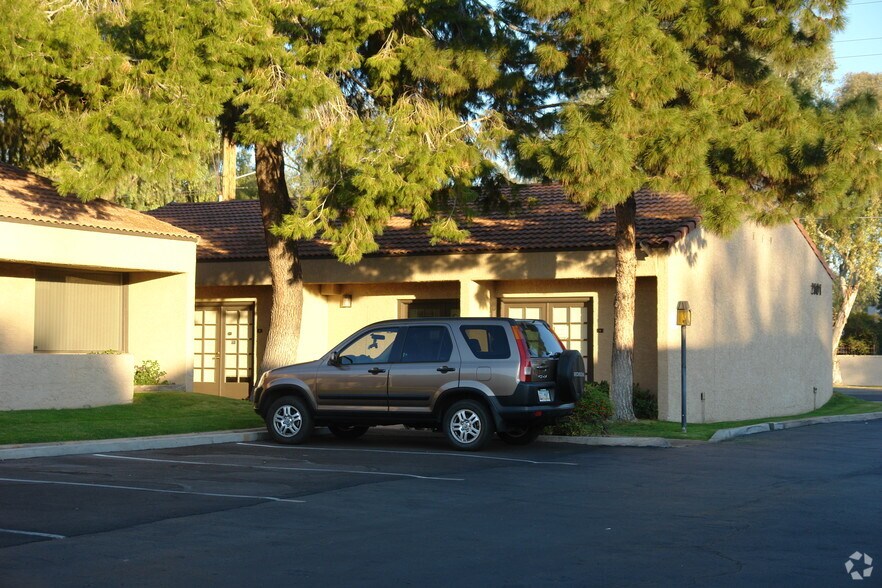 2101 E Broadway Rd, Tempe, AZ à louer - Photo du bâtiment - Image 3 de 4