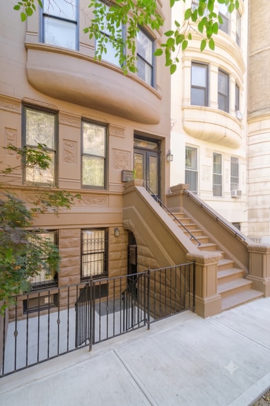338 W 71st St, New York, NY for sale - Building Photo - Image 2 of 24