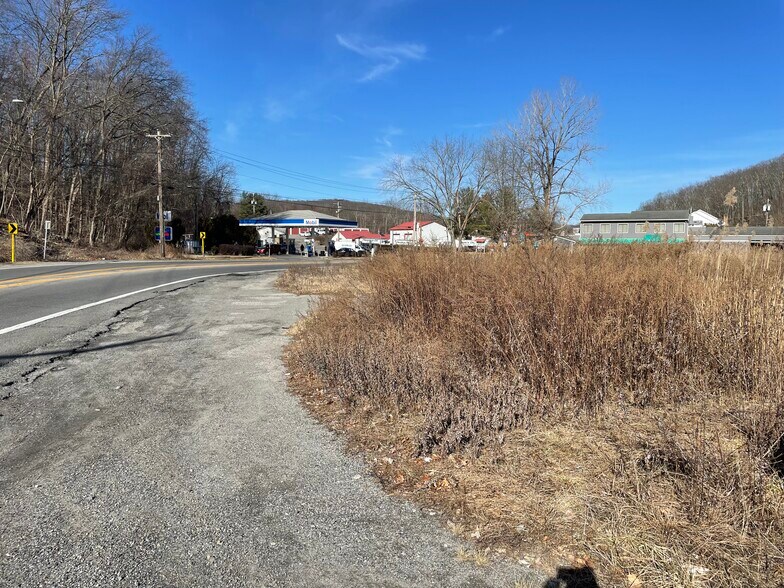 238 Route 52, Kent Lakes, NY à vendre - Photo du bâtiment - Image 2 de 12