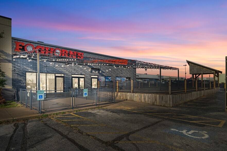 2221 W Walnut St, Rogers, AR à louer - Photo principale - Image 2 de 33