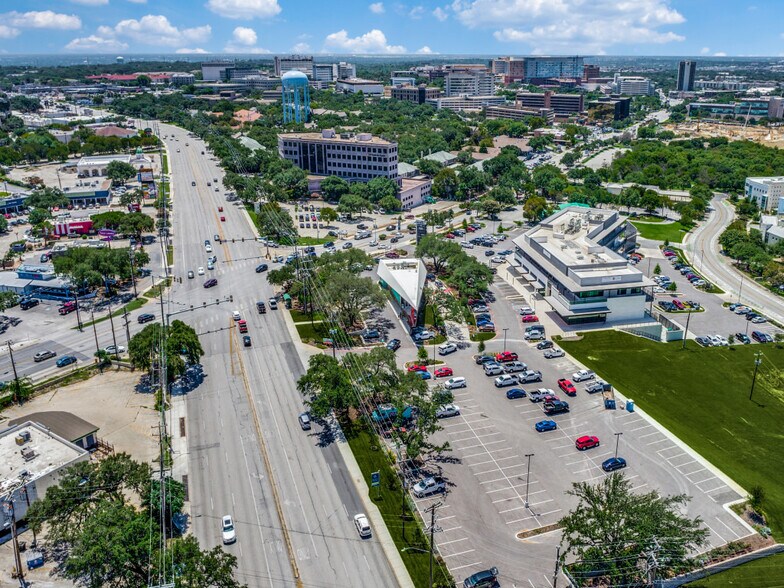 8435 Wurzbach Rd, San Antonio, TX à louer - Photo du bâtiment - Image 1 de 13