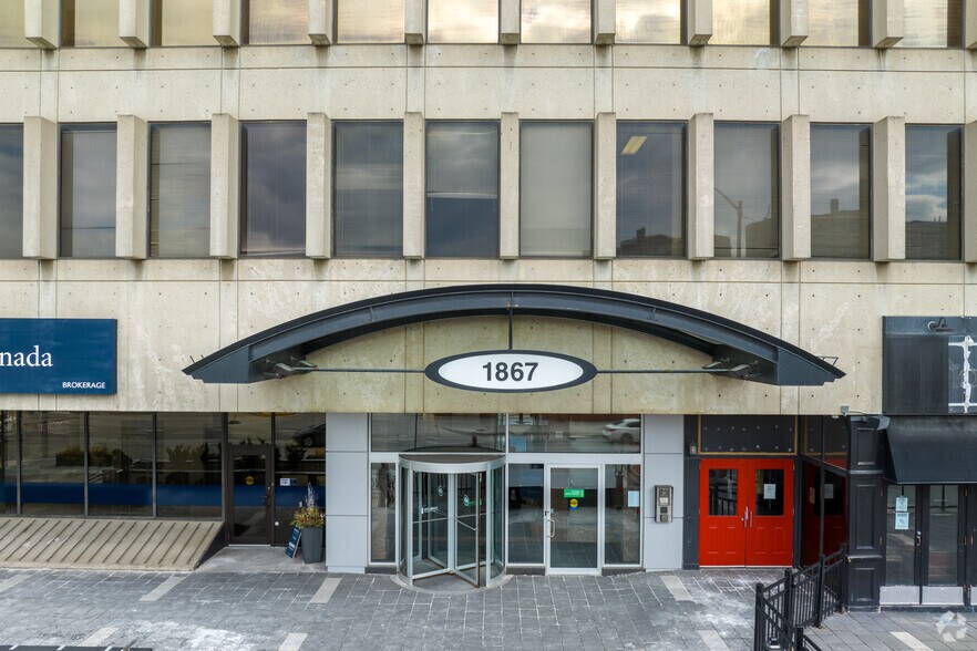 1867 Yonge St, Toronto, ON à louer - Photo du bâtiment - Image 3 de 5