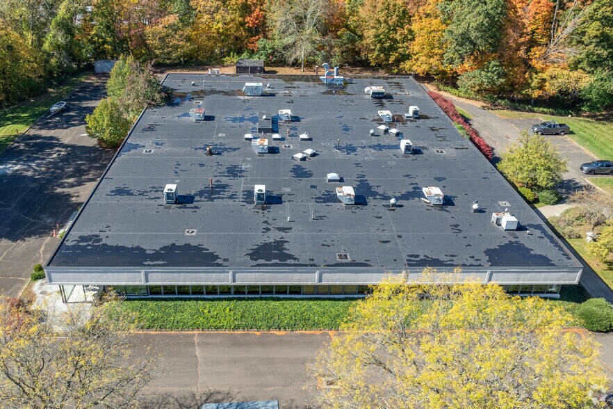 1 Trefoil Dr, Trumbull, CT à louer - Photo du bâtiment - Image 3 de 8