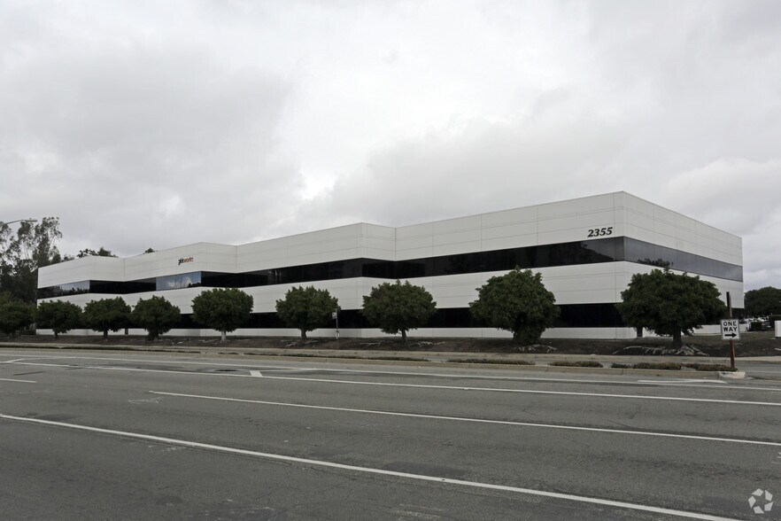 2355 Main St, Irvine, CA à louer - Photo du bâtiment - Image 3 de 6
