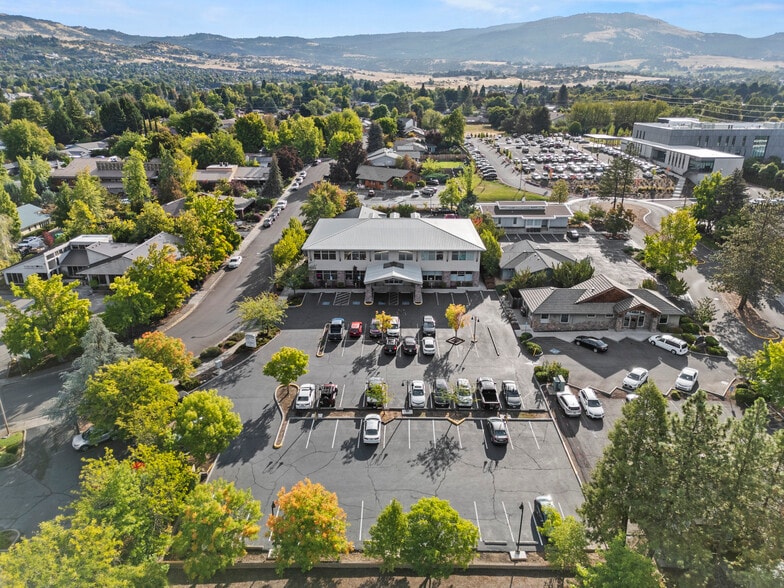 2924 Siskiyou Blvd, Medford, OR for sale - Building Photo - Image 3 of 11