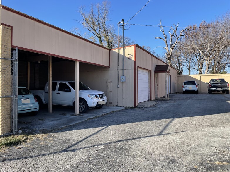 219 & 303 W Chase st, Springfield, MO for lease - Building Photo - Image 3 of 66