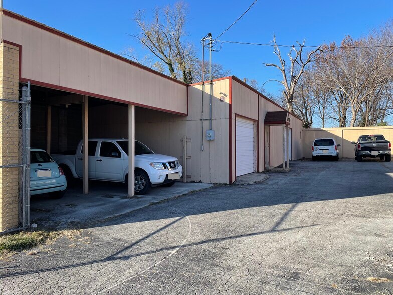 219 & 303 W Chase st, Springfield, MO à louer - Photo du bâtiment - Image 3 de 66
