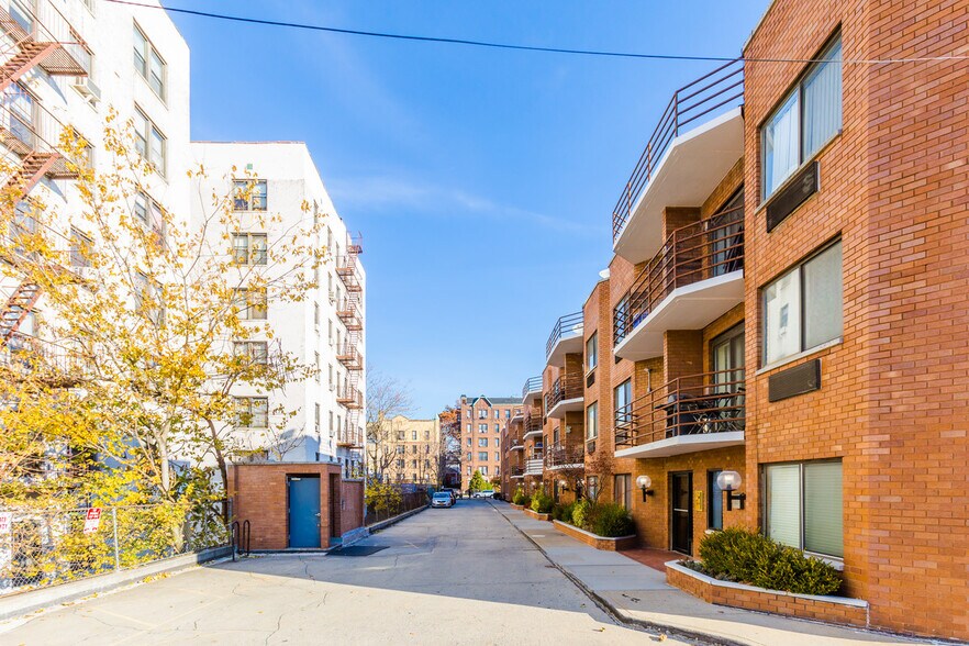 11940 Metropolitan Ave, Kew Gardens, NY à louer - Photo du bâtiment - Image 3 de 4