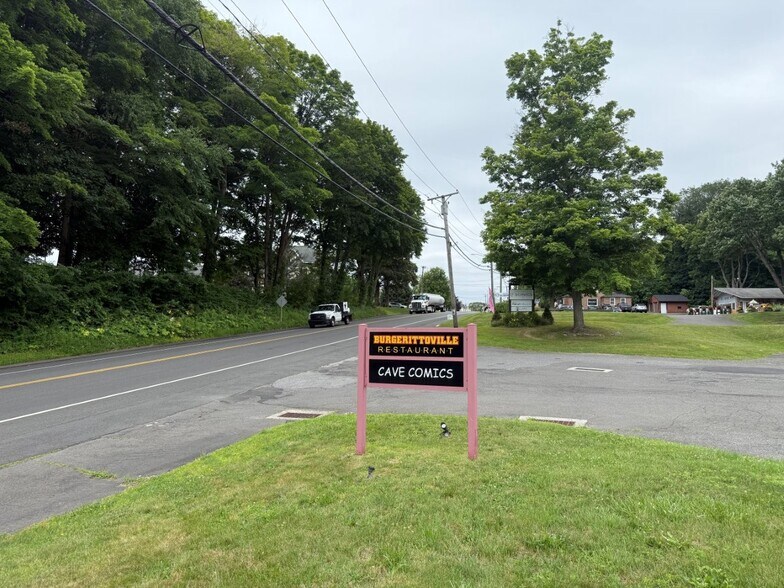 55 Church Hill Rd, Newtown, CT à louer - Photo du bâtiment - Image 3 de 4