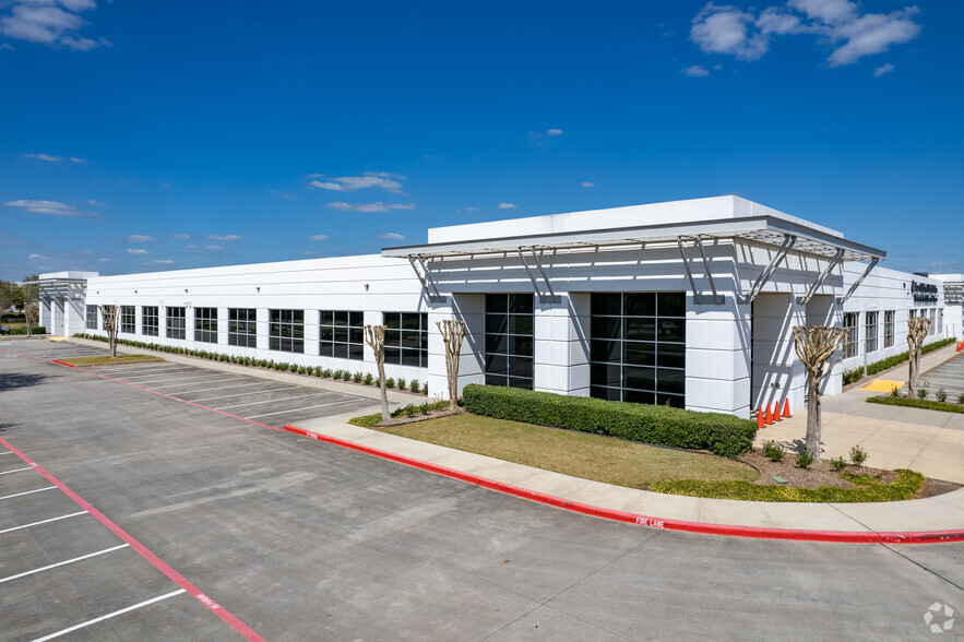 700 N Sam Houston Pky W, Houston, TX for lease - Building Photo - Image 1 of 2