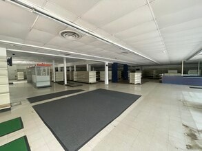 147 Meriden Rd, Middlefield, CT for lease Interior Photo- Image 2 of 14
