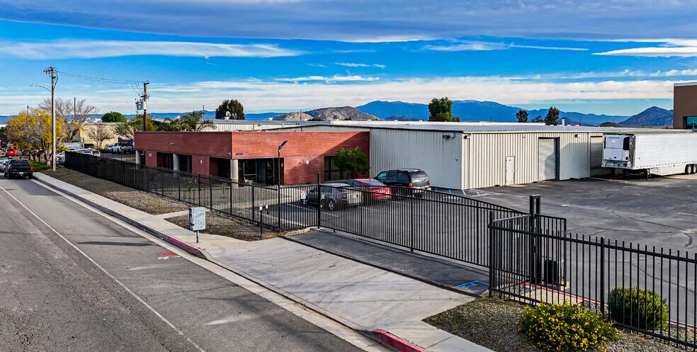 3091 Indian Ave, Perris, CA à vendre - Photo du bâtiment - Image 3 de 12