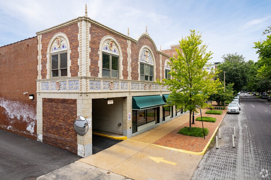 5585 Pershing Ave, Saint Louis, MO à louer - Photo du bâtiment - Image 3 de 5