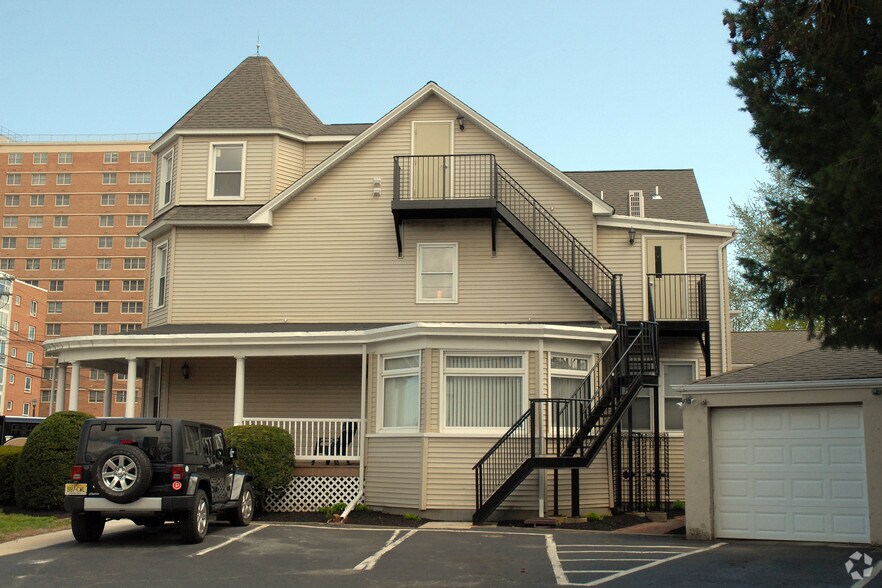49 Riverside Ave, Red Bank, NJ à vendre - Photo du bâtiment - Image 2 de 5
