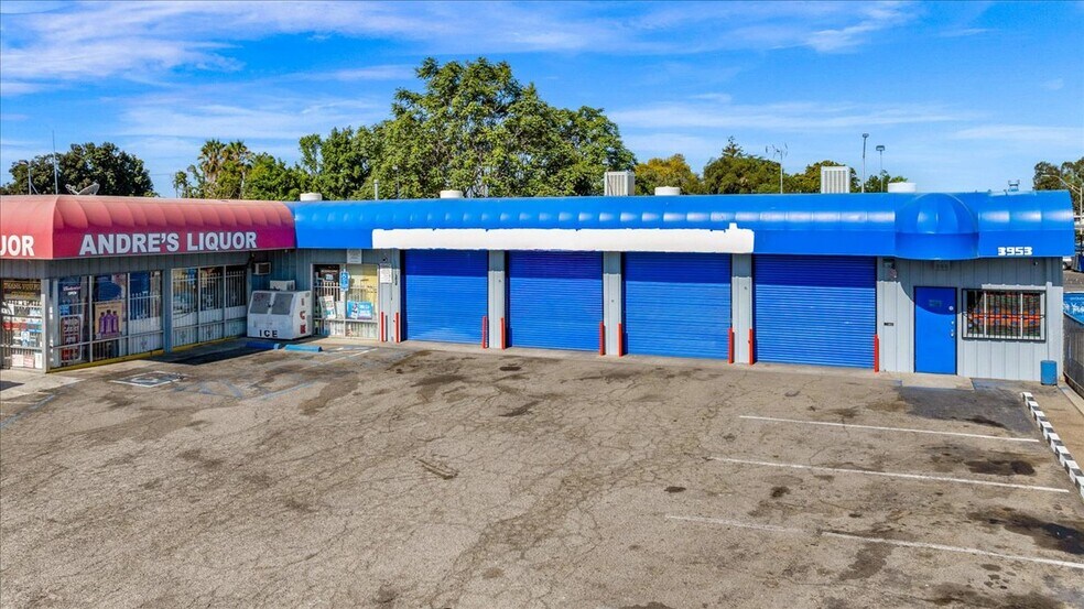 3953 N Blackstone Ave, Fresno, CA for lease - Building Photo - Image 1 of 12