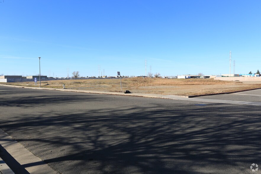 Morrison Creek Dr, Sacramento, CA à louer - Photo du bâtiment - Image 3 de 4