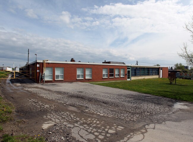 Plus de détails pour 193-195 Bartley Dr, Toronto, ON - Industriel à vendre