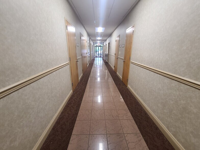 400 Montauk Hwy, West Islip, NY à louer - Photo du bâtiment - Image 3 de 22