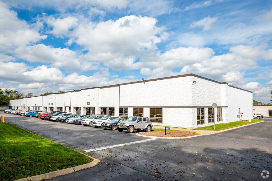 5217 Linbar Dr, Nashville, TN à louer - Photo principale - Image 1 de 7