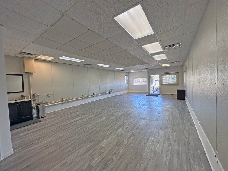 4243 Coolidge Hwy, Royal Oak, MI for lease - Interior Photo - Image 3 of 6