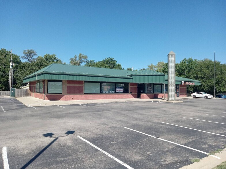 1001 N Main St, Newton, KS à louer - Photo du bâtiment - Image 2 de 7