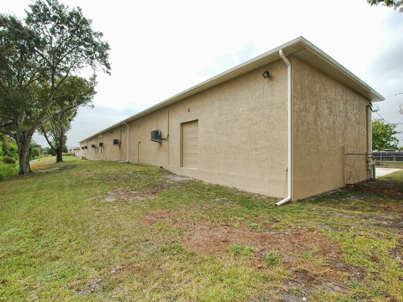 1733 SW Biltmore St, Port Saint Lucie, FL à vendre - Photo du bâtiment - Image 3 de 16